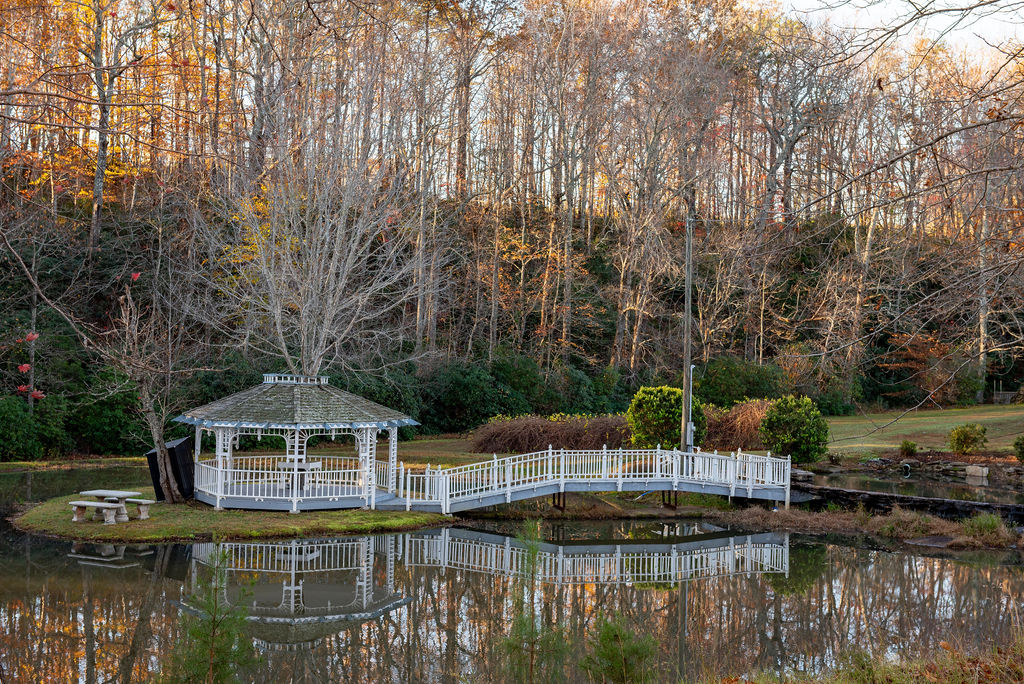 Greenville South Carolina wedding venue with waterfront views, luxury landscaping, outdoor wedding ceremony and elopement spaces.